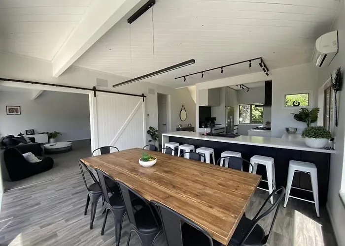 Stylish Okareka Retreat Views, In ゲストハウス ロトルア