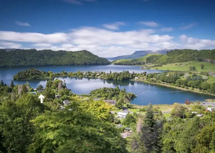 Stylish Okareka Retreat Views, In ゲストハウス 3*