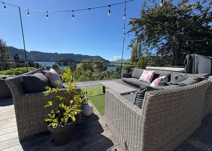 Stylish Okareka Retreat Views, In