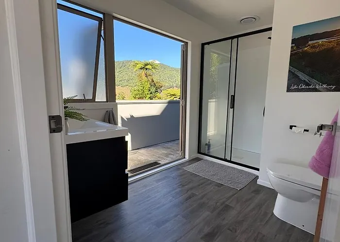 Stylish Okareka Retreat Views, In ロトルア