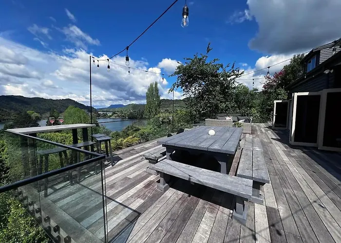 Stylish Okareka Retreat Views, In ゲストハウス 3*