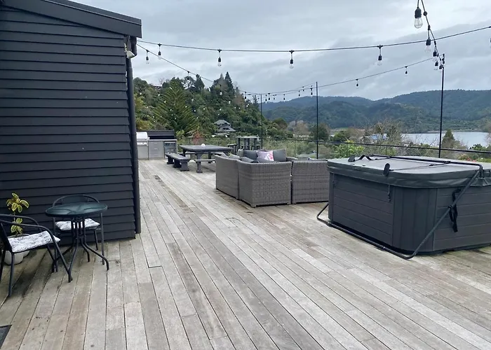 Stylish Okareka Retreat Views, In ゲストハウス